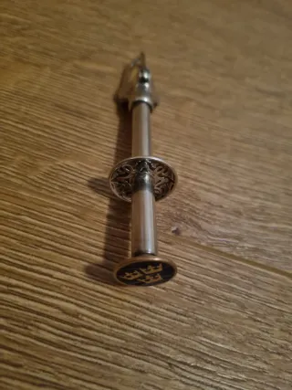 Pinzas antiguas con corona