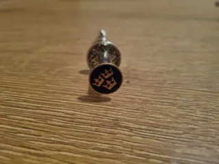 Pinzas antiguas con corona