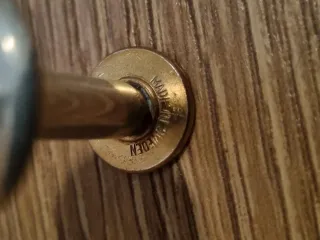 Pinzas antiguas con corona