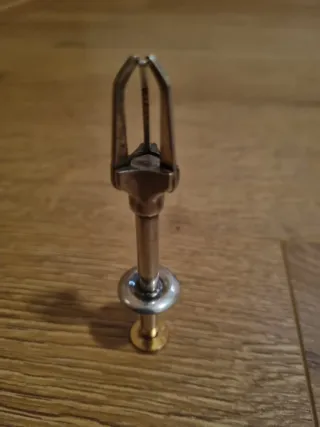 Pinzas antiguas con corona