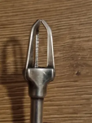 Pinzas antiguas con corona