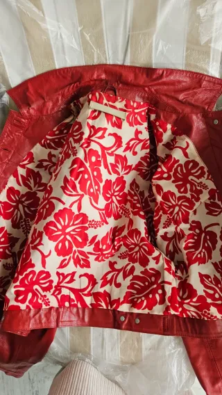 Cazadora de cuero roja