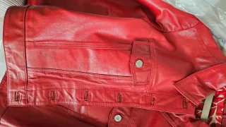 Cazadora de cuero roja