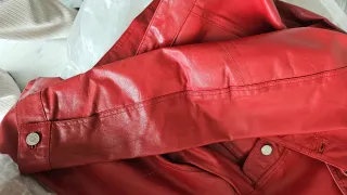 Cazadora de cuero roja