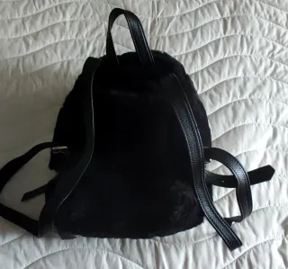 Mochila negra peluche cremallera plateada