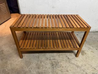 Banco in legno a due livelli per il bagno