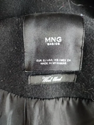 Abrigo de lana negro con capucha