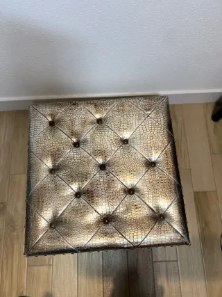 Banqueta efecto piel cocodrilo beige y oro