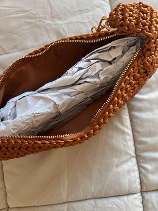 Bolso de hombro dorado tejido