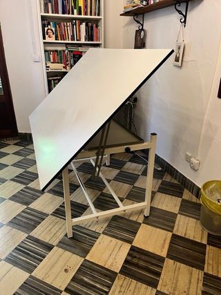 Mesa de dibujo inclinable
