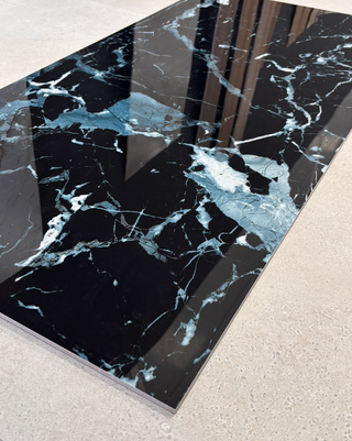 Porcelánico Negro con Vetas Blancas