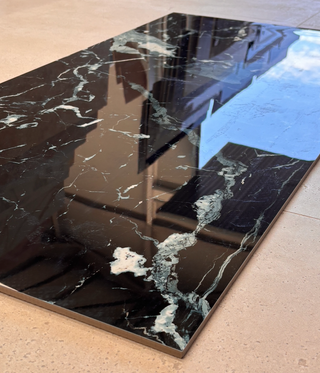 Porcelánico Negro con Vetas Blancas