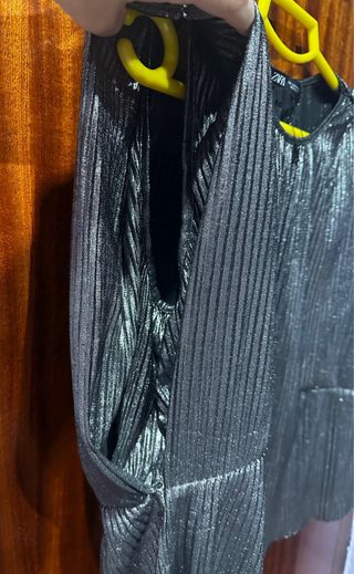 Casaca Zara plisada plateada