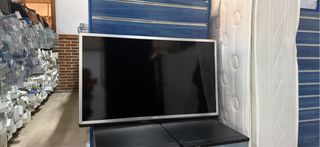 Televisor Negro y Plateado