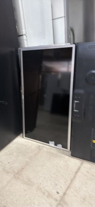 Televisor Negro y Plateado