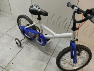 Bicicleta infantil con ruedines