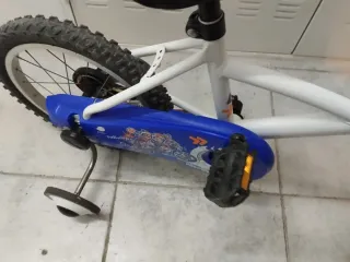 Bicicleta infantil con ruedines