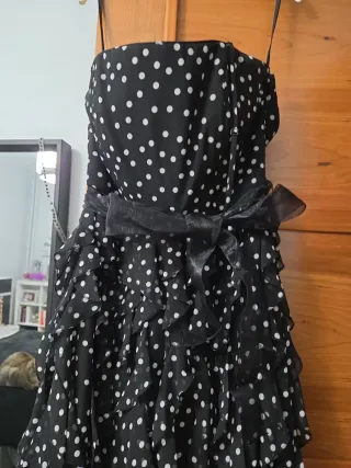 Vestido negro lunares volantes