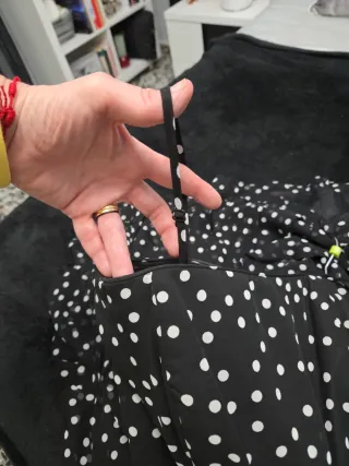 Vestido negro lunares volantes