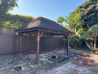 Cenador de madera con techo de paja