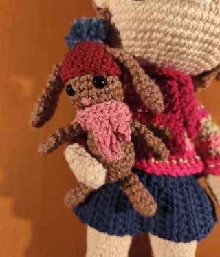 Muñeca Amigurumi con Ropa y Peluche