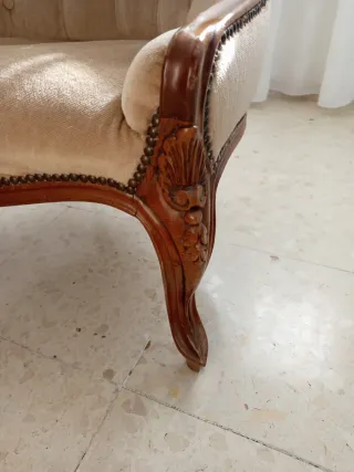 Sillón descalzadora madera y terciopelo