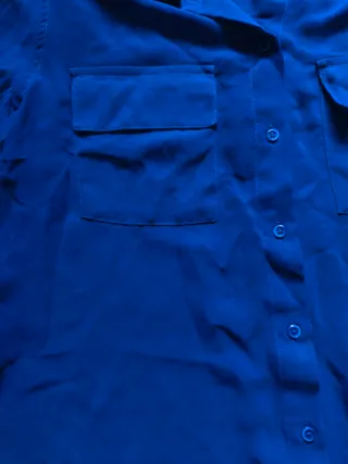 Camisa azul con bolsillos