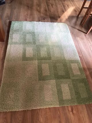 Alfombra de lana verde y blanca