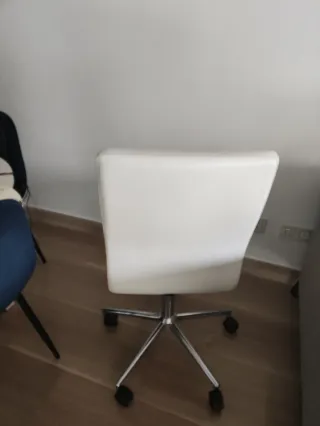 Silla de escritorio blanca con ruedas
