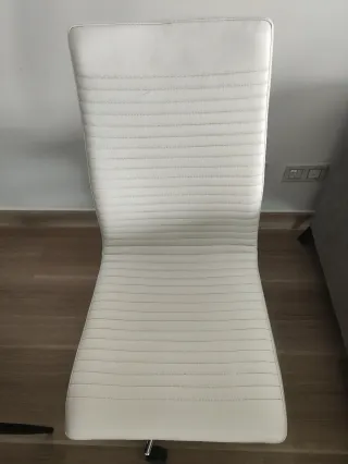 Silla de escritorio blanca con ruedas