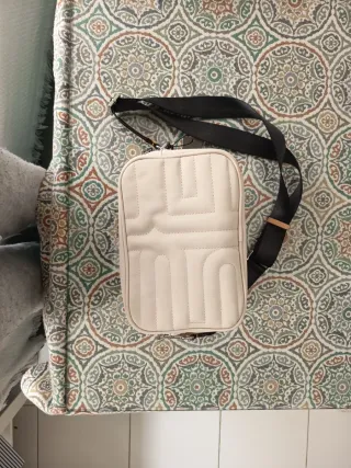 Bolso Parfois beige/blanco acolchado