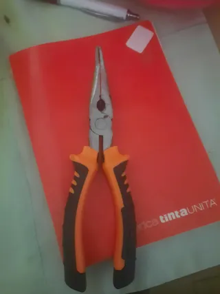 Pinza profesional naranja y negra