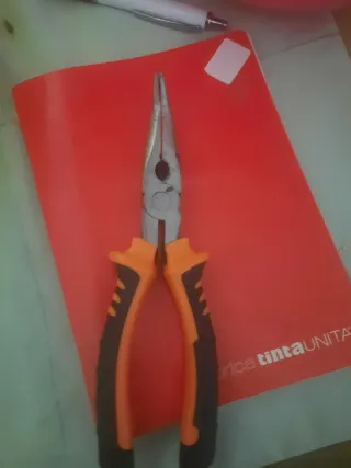 Pinza profesional naranja y negra