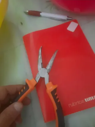 Pinza profesional naranja y negra