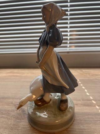 Figura Royal Copenhagen mujer y ganso