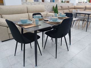 Mesa comedor con 4 sillas negras