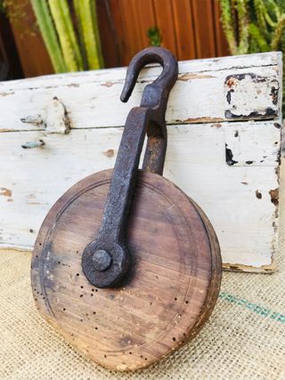 POLEA ANTIGUA DE MADERA Y HIERRO GANCHO RUSTICO