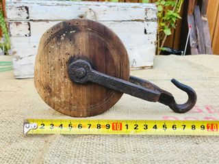 POLEA ANTIGUA DE MADERA Y HIERRO GANCHO RUSTICO