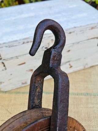 POLEA ANTIGUA DE MADERA Y HIERRO GANCHO RUSTICO