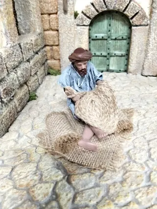 Pastor haciendo alfombras