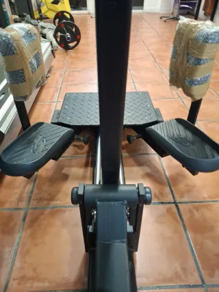 Máquina de aductores y glúteos de pie