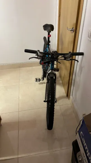 Bicicleta de montaña azul para adultos
