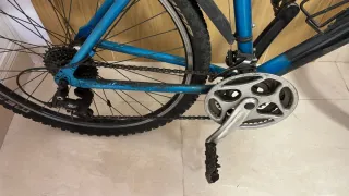 Bicicleta de montaña azul para adultos
