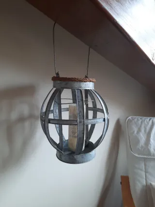 Candelabro de metal y madera