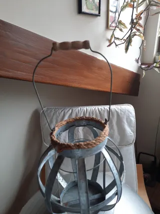 Candelabro de metal y madera