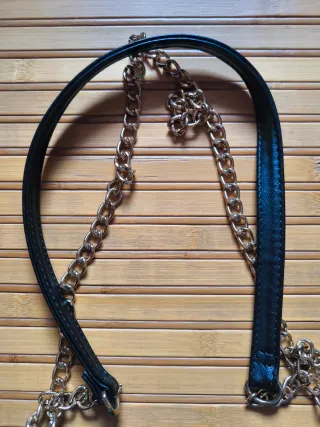 Bolso negro con cadena dorada y flores