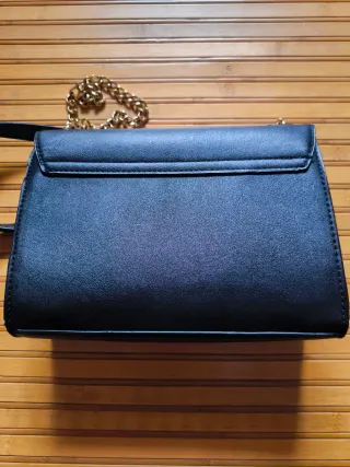 Bolso negro con cadena dorada y flores