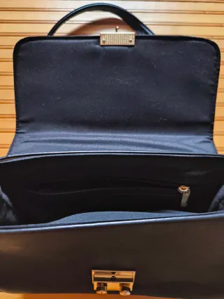 Bolso negro con cadena dorada y flores