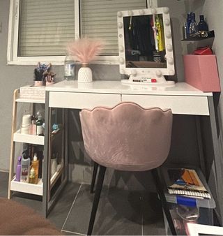 Tocador o escritorio rosa y blanco