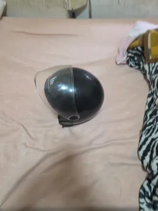 Casco negro con visera